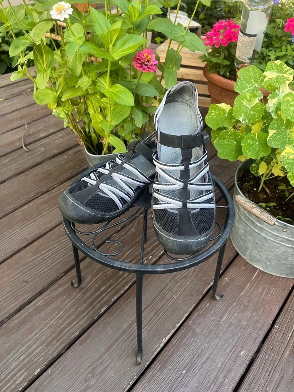 Jambu Women's Black and Gray Outdoor Stretch Sandals - Size 9